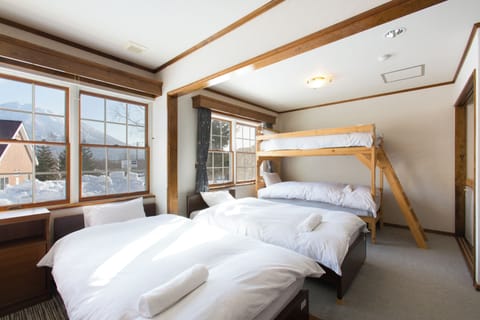 Travel crib, WiFi (free), bed sheets
