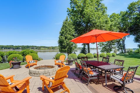 Perrysburg Vacation Rental | 2BR | 1BA | Stairs Required | 860 Sq Ftj
