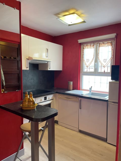 Deluxe Apartment, 1 Bedroom, Non Smoking | Private kitchen | Coffee/tea maker, electric kettle