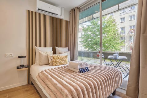 Suite avec lit double, TV, et balcon