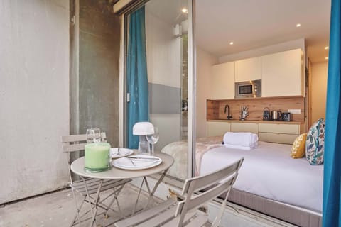 Balcon avec table et chaises