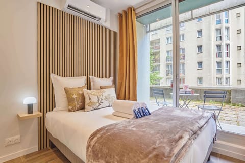 Suite avec lit double, TV, et balcon