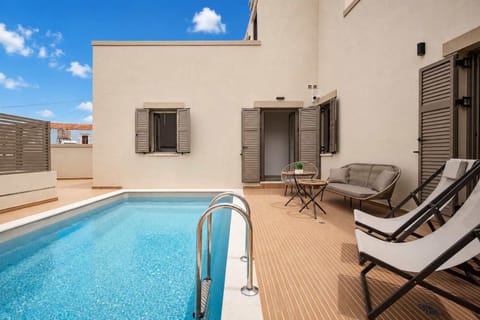 Take a refreshing dip in the private pool and enjoy the refreshing waters. Surrounded by comfortable outdoor seating and modern architecture, it’s the perfect spot to unwind under the Greek sun