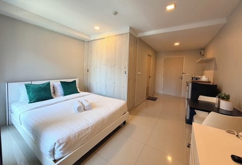 Studio, 1 Queen Bed | Desk, free WiFi, bed sheets