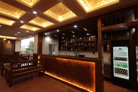 2 bars/lounges