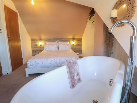 3 bedrooms, WiFi (free), individually decorated, individually furnished