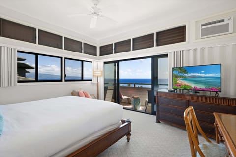 Corner master bedroom with king bed, with views of the neighboring island of Moloka'i and the grand Pacific Ocean!