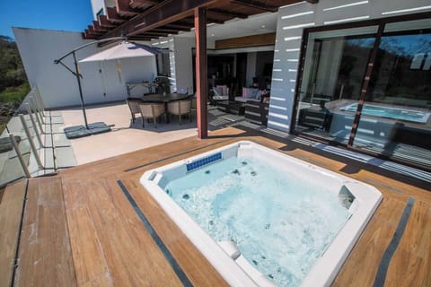 En el sitio,Alrededores,Area de estar,Área y comodidades,Fachada / Terraza,Hidromasaje/jacuzzi,Hora del día,Pátio,Ubicación,Vista (de la propiedad / habitación)