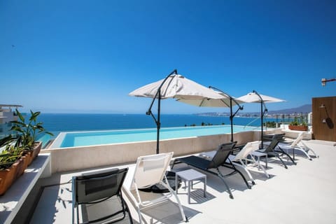 En el sitio,Alrededores,Area de estar,Área para café / té,Área y comodidades,Entretenimiento,Fachada / Terraza,Hora del día,Jardin,Paisaje natural,Pátio,Piscina,Sala de Estar,Ubicación,Vista (de la propiedad / habitación),Vista del Jardín,Vista panor