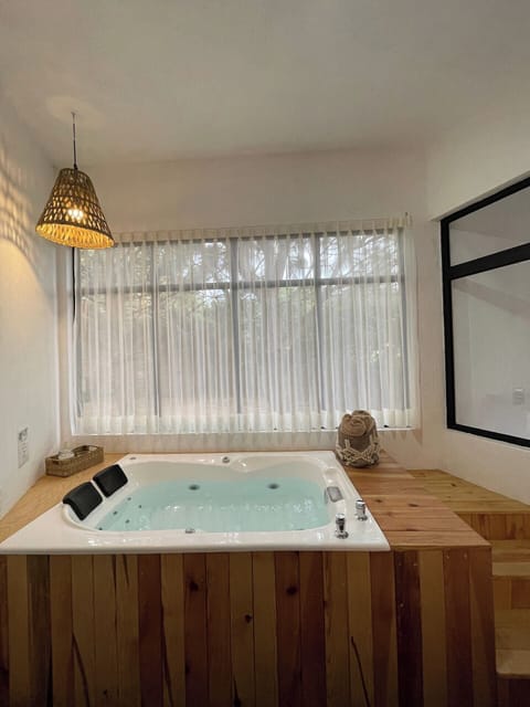 En el sitio,Area de estar,Área para café / té,Área y comodidades,Hidromasaje/jacuzzi,Ubicación,Vista (de la propiedad / habitación),Vista del Jardín