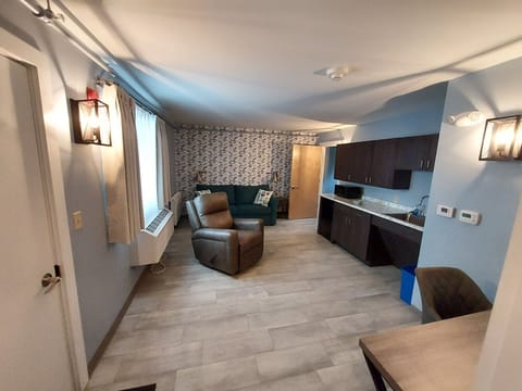 Suite, Mobility Accessible | Living area | 47-inch Smart TV with digital channels