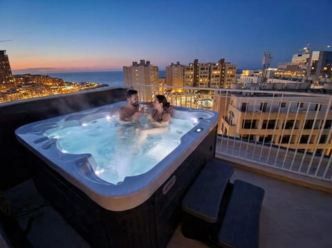 Deluxe Penthouse, Sea View | Private spa tub