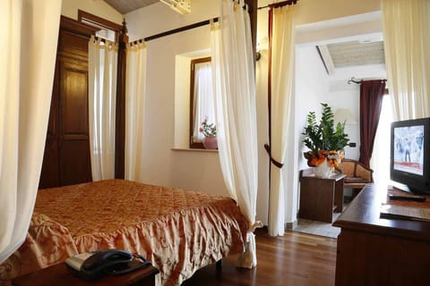 Deluxe Suite, Jetted Tub | Premium bedding, down comforters, pillowtop beds, minibar