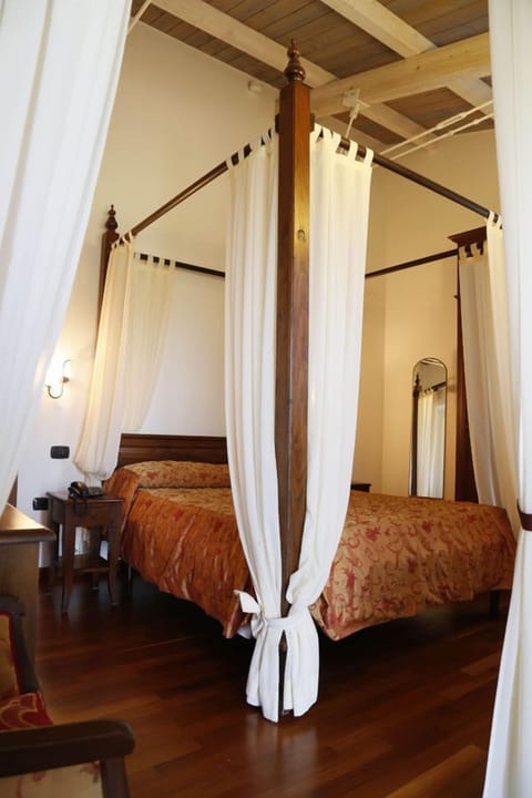 Deluxe Suite, Jetted Tub | Premium bedding, down comforters, pillowtop beds, minibar