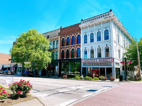 Central location in the middle of Historic Downtown Marietta