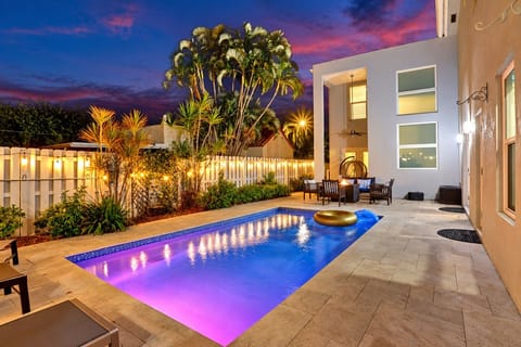 Unwind by the pool and enjoy the warm glow of this private tropical retreat after sunset. ✨🌴💦