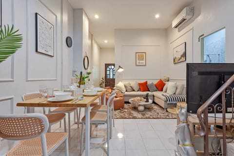House, 3 Bedrooms, Accessible, Balcony | Dining