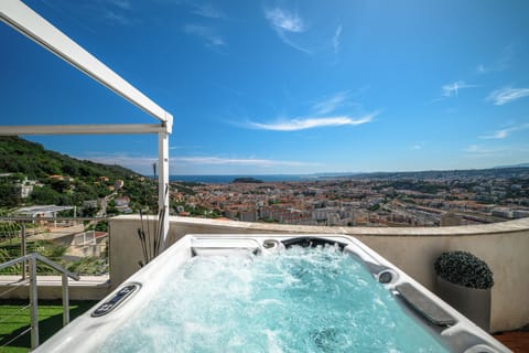 Outdoor spa tub