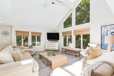 39 Turtle Lane | Stylish and spacious living room - 39 Turtle Lane | Stylish and spacious living room