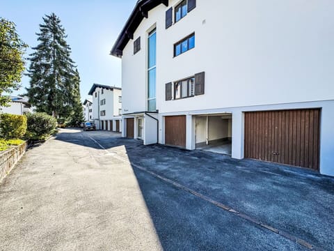 Window, Architecture, Residential Area, House, Home, Roof, Cottage, Driveway, Suburb, Mid-Size Car