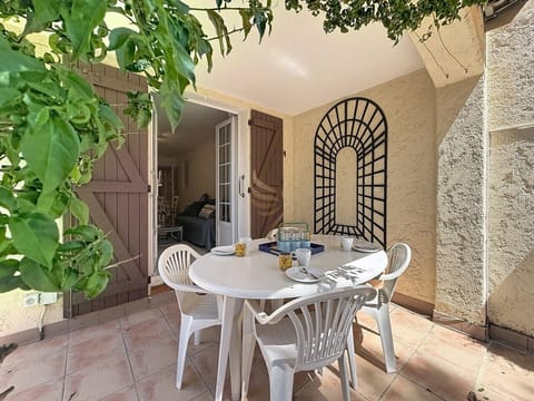 Le matin, la table blanche accueille un petit-déjeuner à l`ombre des feuilles : les volets s`ouvrent sur le salon, le treillis noir ajoute du caractère, invitation à des instants paisibles en Provence.