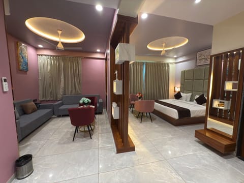 Deluxe Suite | In-room safe, desk, laptop workspace, WiFi (free)