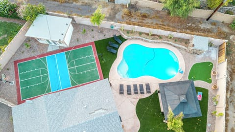 The Royal Palms Estates w/pickleball, basketball, casita on a huge private yard 