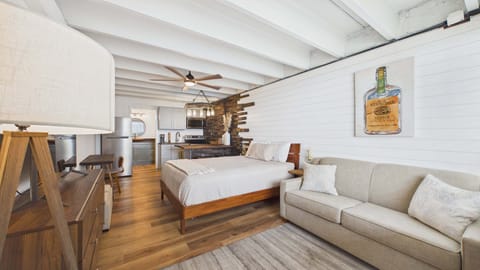 Studio space with stylish queen bed and sofa bed + TV (sleeps 4)