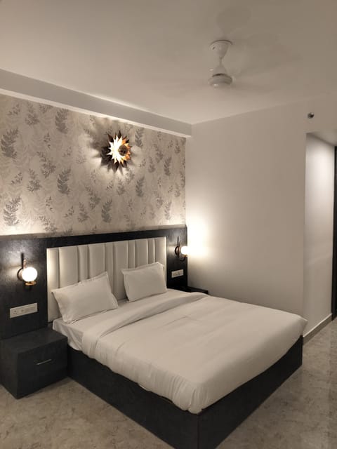 Deluxe Twin Room | Iron/ironing board