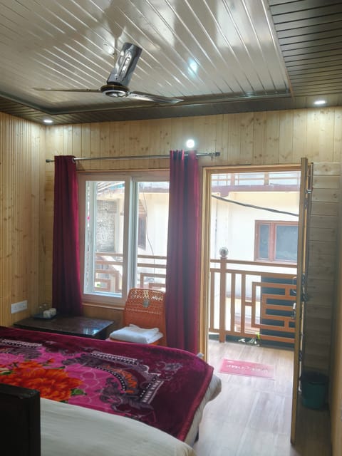 Standard Single Room, Balcony, Mountain View | Desk