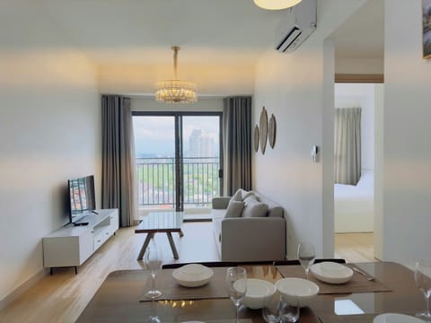 Deluxe Apartment, 1 King Bed, Balcony, River View | Living area