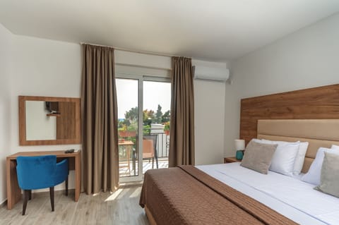 Comfort Apartment, Balcony, Partial Lake View | Free WiFi