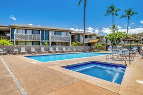 Refreshing pool and relaxing hot tub!