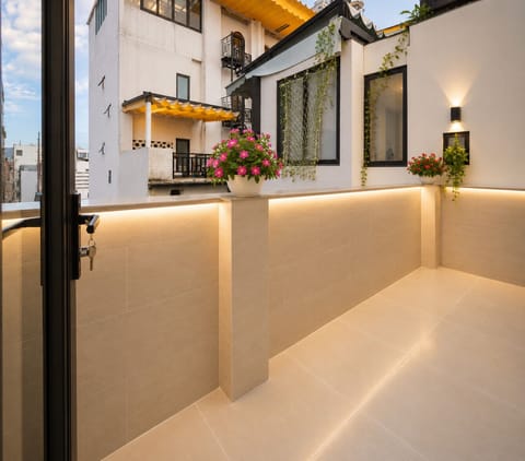 Deluxe Double Room, Balcony, City View | Interior