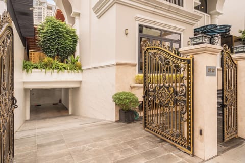 Luxury Villa, City View | Exterior detail
