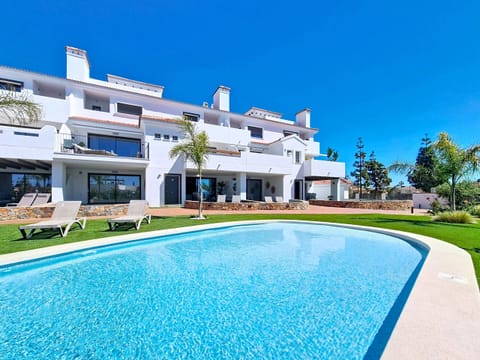 Modern 2-bedroom apartment with pool view in Los Alcázares near the beach