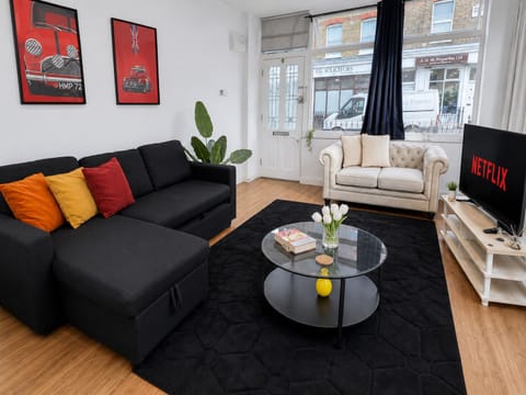 Living room w. smart tv & sofa | Marylebone flat near Edgware Road & Paddington