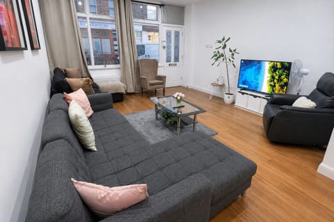 Living room w. smart tv & sofas | Marylebone flat near Edgware Road & Paddington