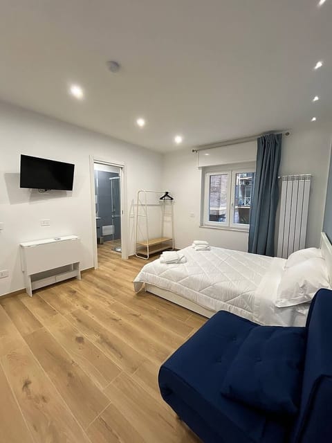 Superior Studio, Private Bathroom | Desk, laptop workspace, blackout drapes, soundproofing