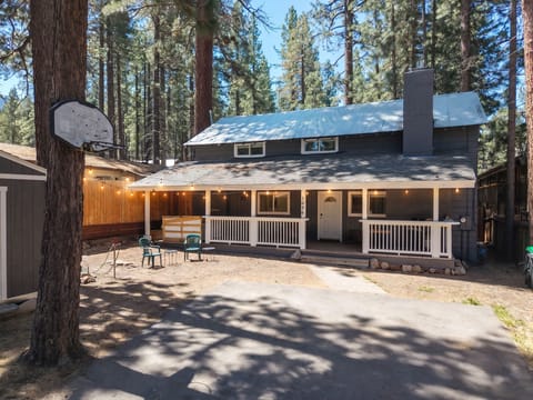 Nestled among towering pine trees on a quiet street, this charming Tahoe retreat offers classic mountain character right from the start. Enjoy the peaceful setting and shoot some hoops in the driveway before heading out to explore.
