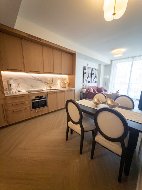 A fully equipped kitchen flows into the dining and living area, so the cook never misses the conversation.