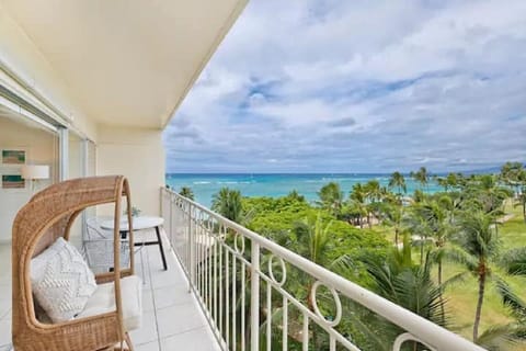 Private lanai with outdoor seating to enjoy ocean/park/city views