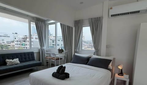Panoramic Studio, 1 Queen Bed with Sofa bed, City View | Desk, laptop workspace, free WiFi