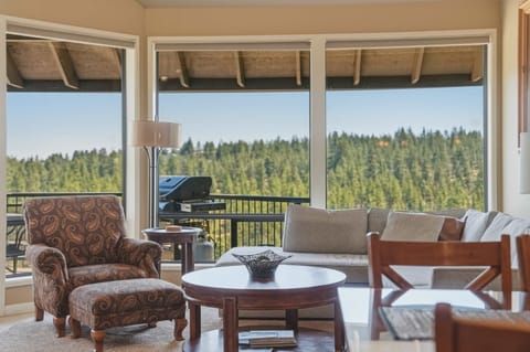 A welcoming space for relaxing, entertaining, or extra guests