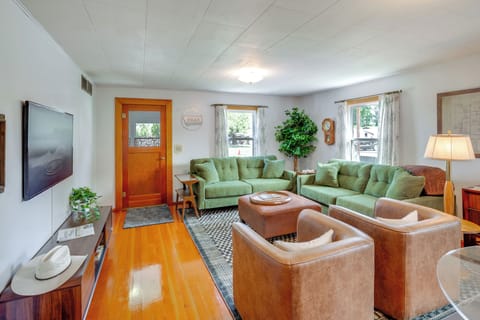 Ennis Vacation Rental | 2BR | 1BA | 1,000 Sq Ft | 3 Steps to Enter