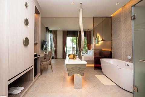 Premium Deluxe Room with Terrace, River View | Bathroom | Separate tub and shower, free toiletries, hair dryer, bathrobes