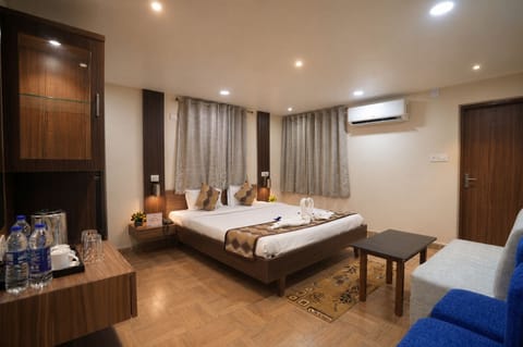 Premium Double Room, 1 King Bed, Balcony | Desk, laptop workspace, iron/ironing board, free WiFi