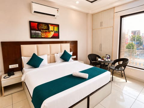 Deluxe Double Room | Iron/ironing board, free WiFi