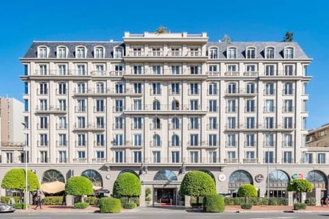 Cape Royale Luxury Apartments: Experience upscale living in one of Cape Town’s most prestigious residential addresses, offering elegant design, premium amenities, and a prime location.