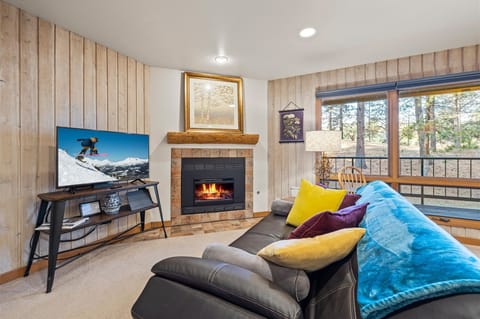 Daybed for one, electric fireplace, smart TV